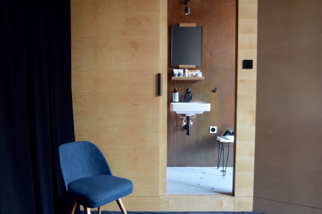 autor-rooms-warschau-interieur-hotel-hout